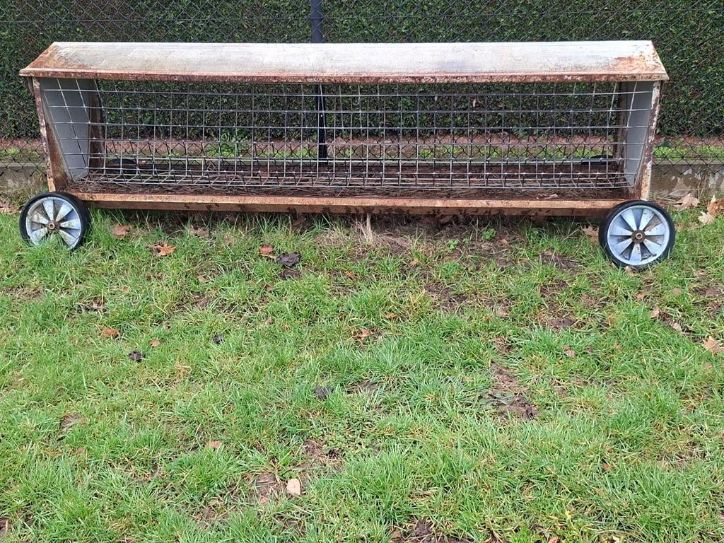 Hooirijf met voederbak, Dieren en Toebehoren