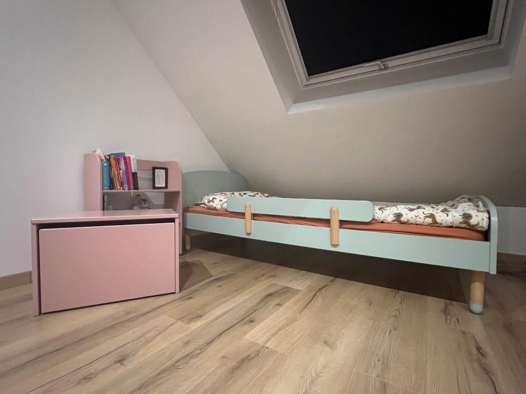 Zeer degelijk bedje met matras + rekje + nachtkastje, Ophalen, Matras