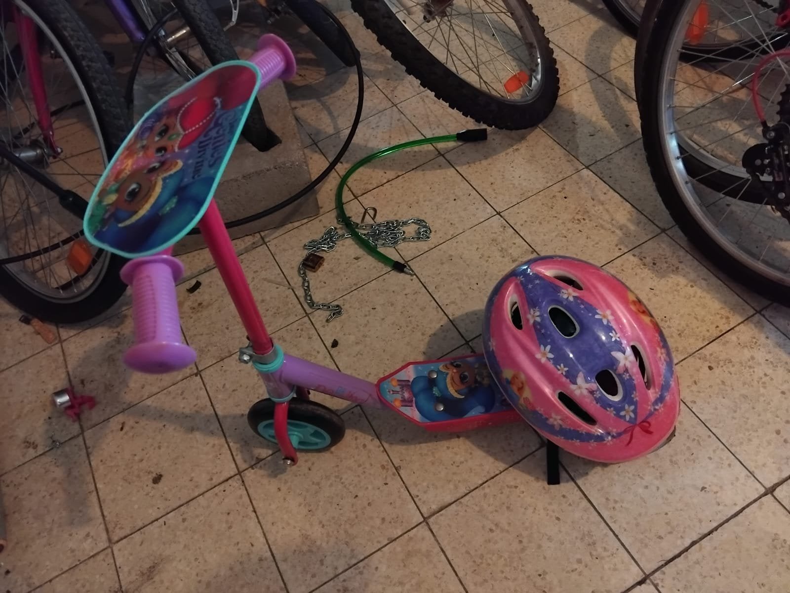Trotinette pour fille avec casque, Enlèvement, Comme neuf