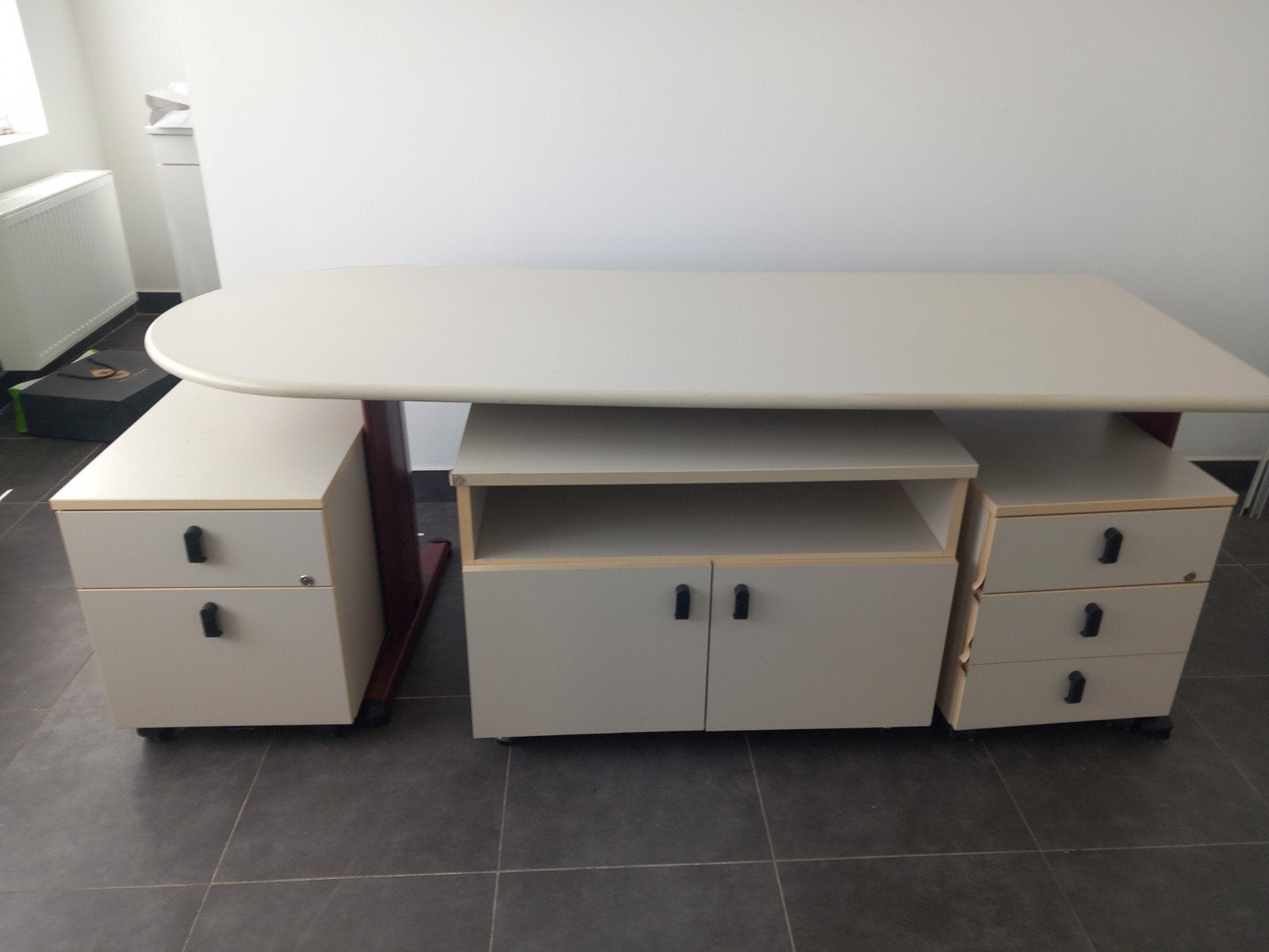 Bureau tafel met drie kastjes, Ophalen