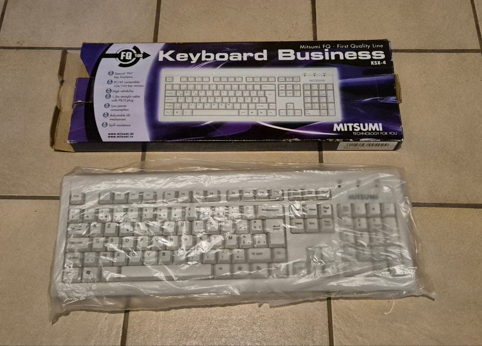 Nieuw Azerty-toetsenbord met kabel en paarse PS/2-connector, Computers en Software, Toetsenborden, Ophalen of Verzenden, Numeriek gedeelte