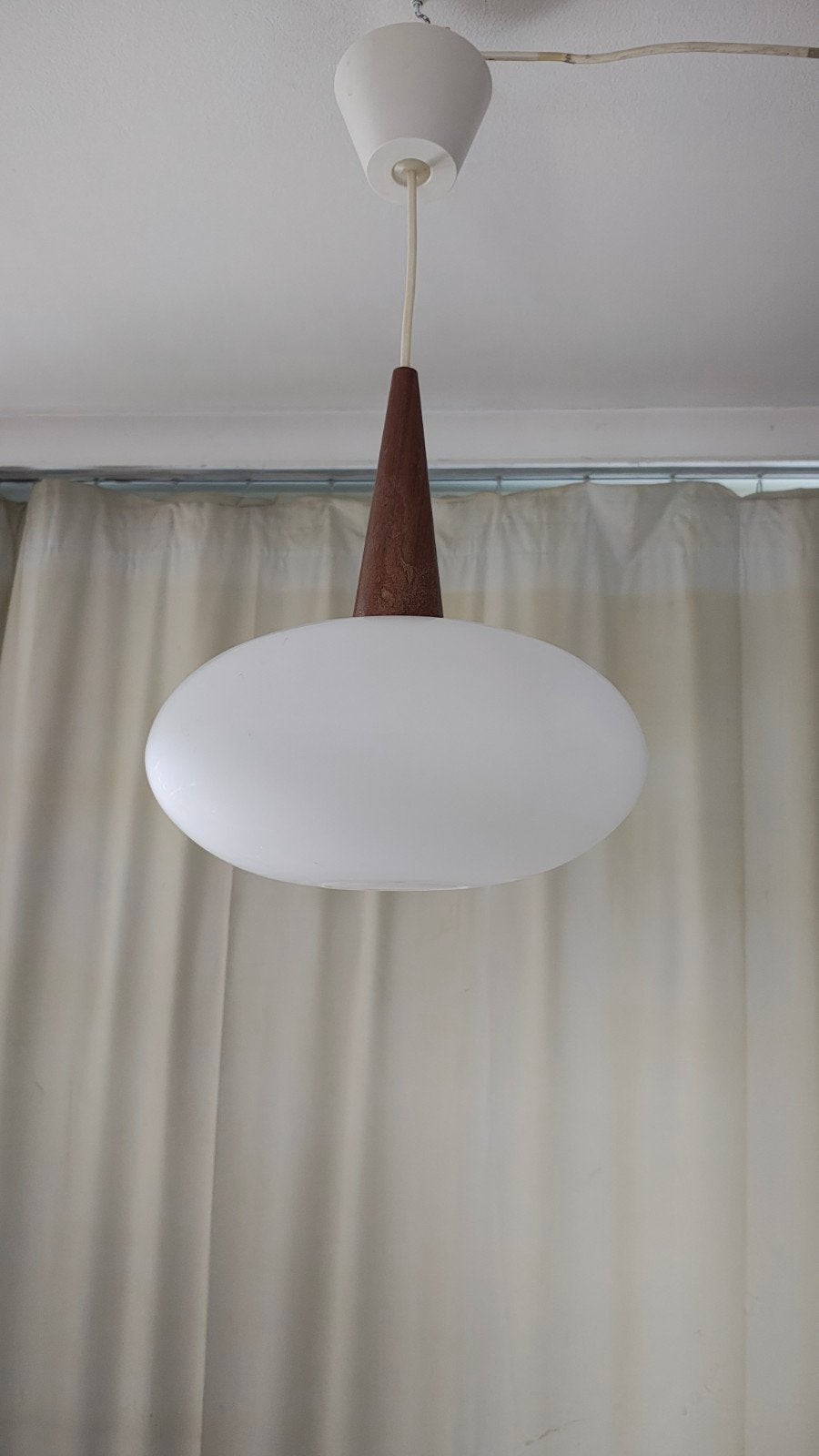 lampe en opaline et teak Philips Louis Kalff 1960