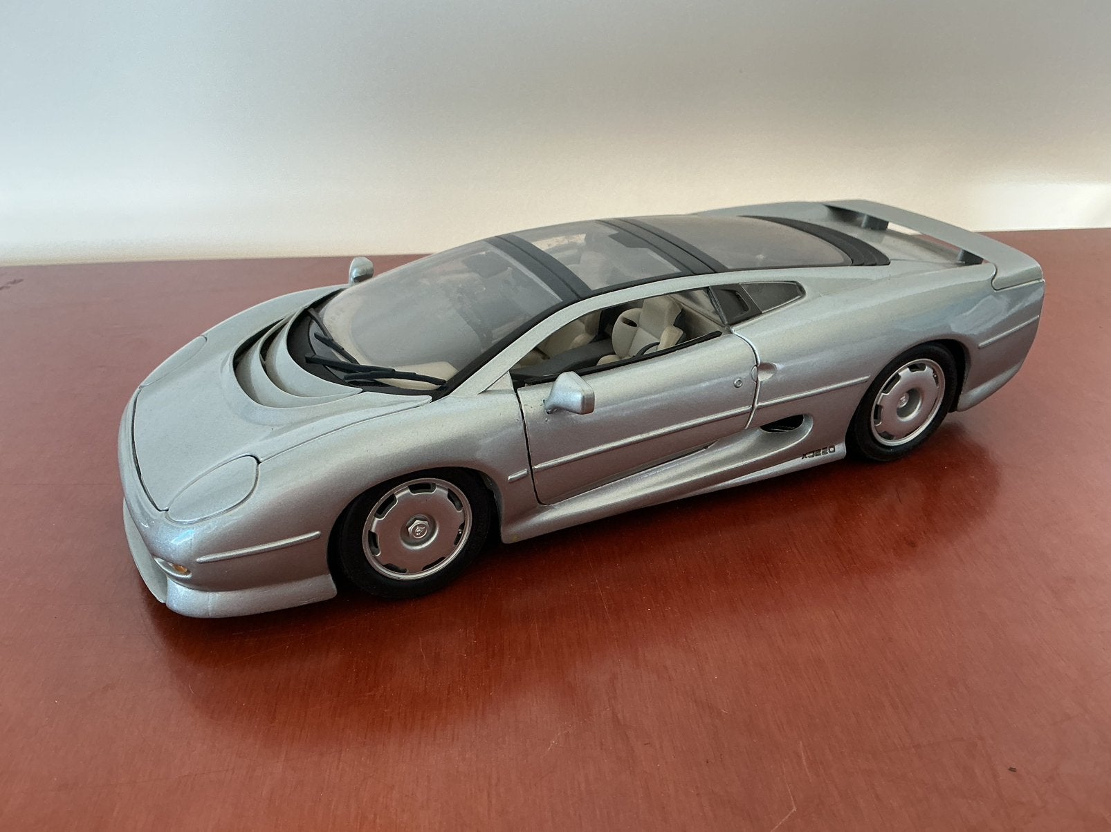 Jaguar xj 220 miniatuur, Hobby en Vrije tijd, Ophalen of Verzenden, Zo goed als nieuw, Auto, Maisto