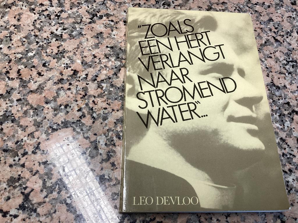 Zoals een hert verlangt naar stromend water   Leo Devloo, Ophalen of Verzenden, 20e eeuw of later, Gelezen