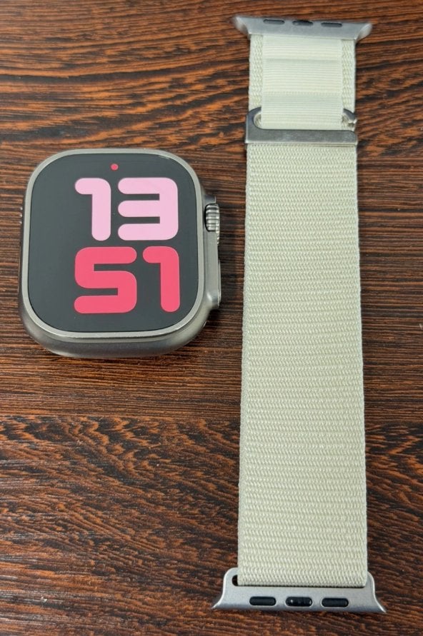 Apple Watch Ultra 49 mm 86 %, Bijoux, Sacs & Beauté, Montres connectées, Comme neuf, iOS, Argent, Distance, Bandage calorique