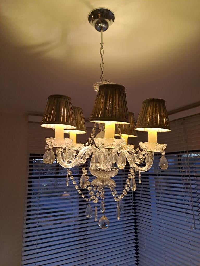 Joli lustre, Enlèvement