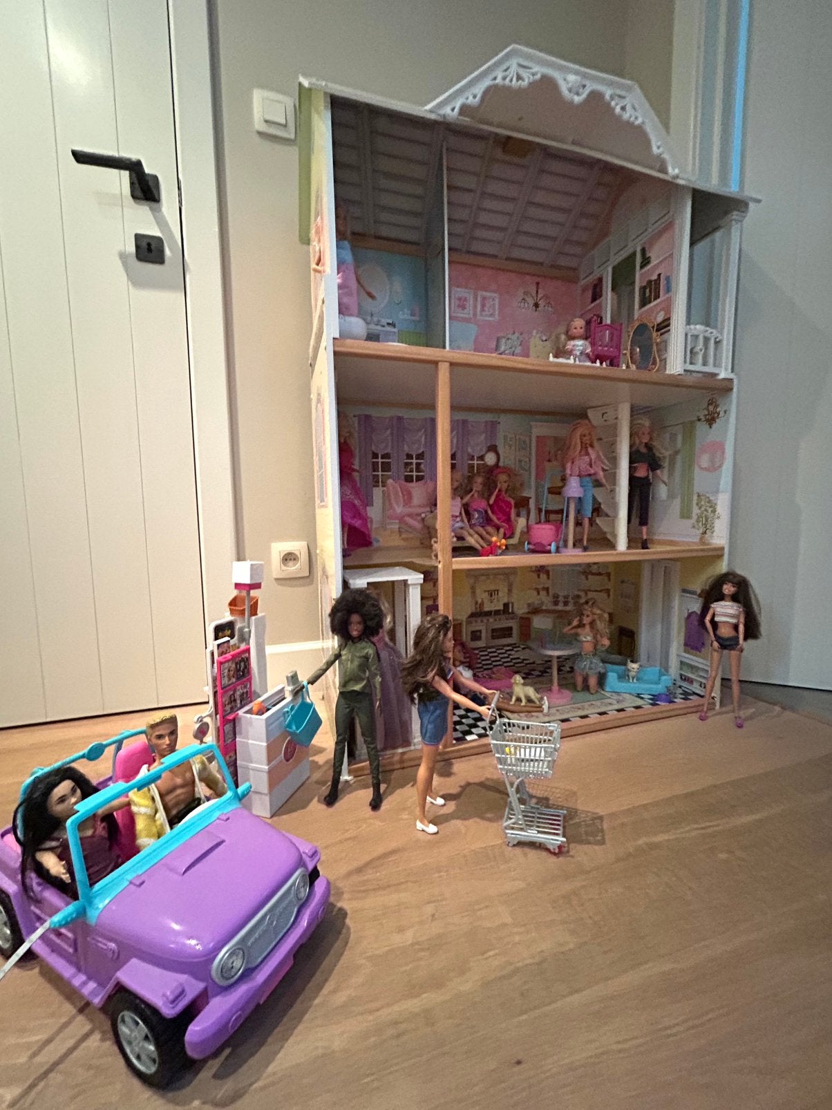 Prachtige Barbiehuis met 17 Barbiepoppen, Ophalen, Gebruikt