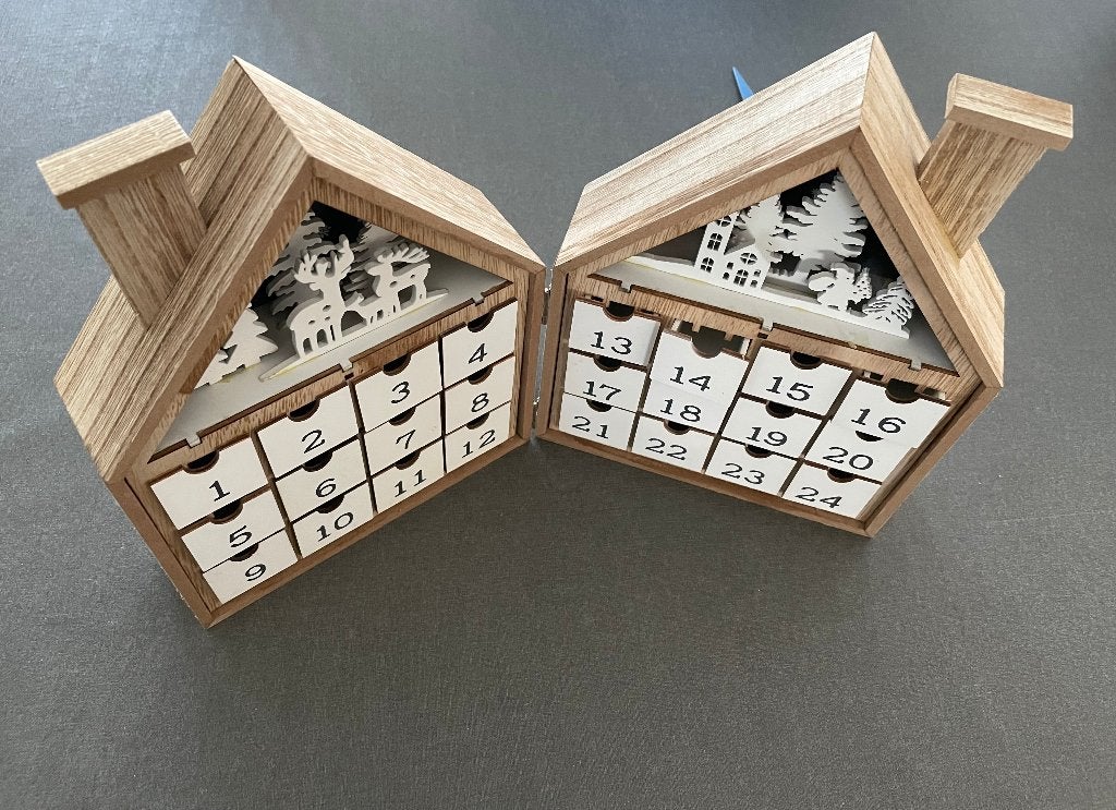 Houten huis "Adventskalender”, Ophalen, Zo goed als nieuw