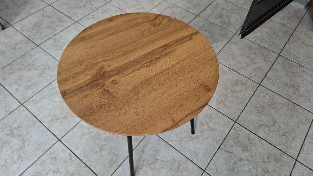 2 bijzettafeltjes in hout met metalen pootjes., Huis en Inrichting, Minder dan 55 cm, Rond, Nieuw, Hout