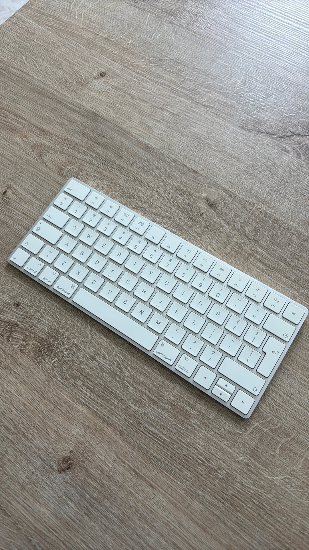 Apple Querty draadloos toetstenbord - internationaal engels, Computers en Software, Toetsenborden, Ophalen, Qwerty, Zo goed als nieuw