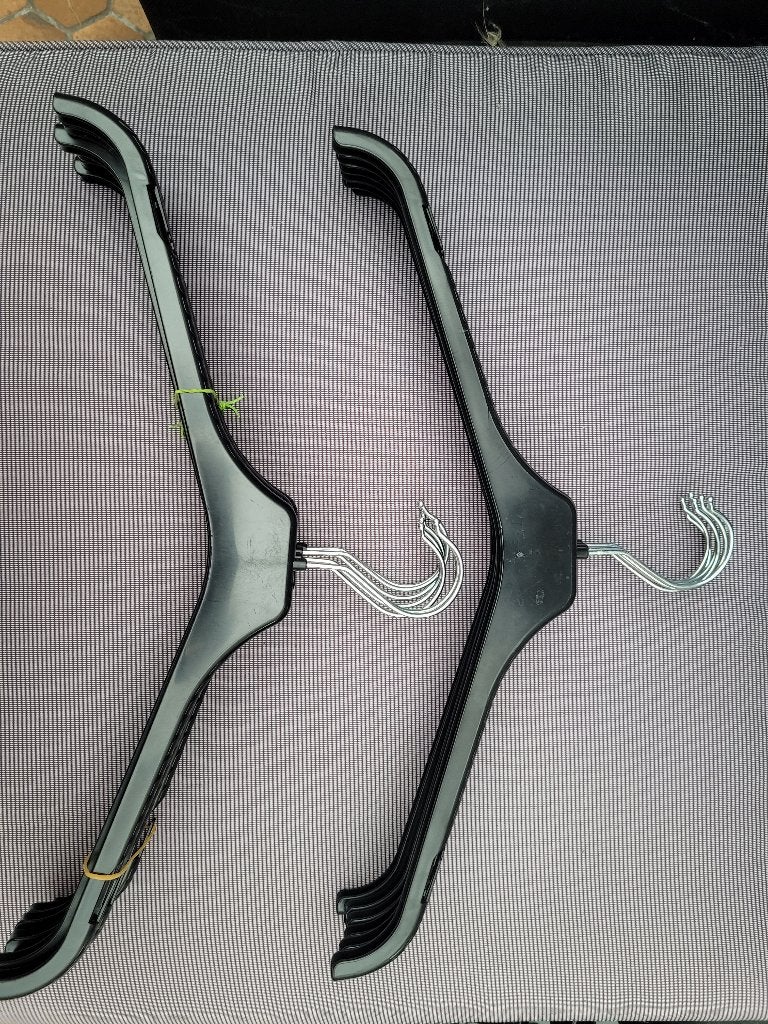 13 kleerhangers zwart geribbeld, Kleding | Dames, Kledinghangers, Ophalen, Gebruikt, Kunststof, Volwassenen