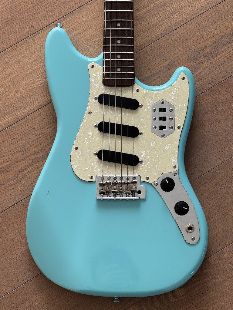 Squier Paranormal series Cyclone Daphne Blue, Musique & Instruments, Instruments à corde | Guitares | Électriques, Utilisé, Solid body