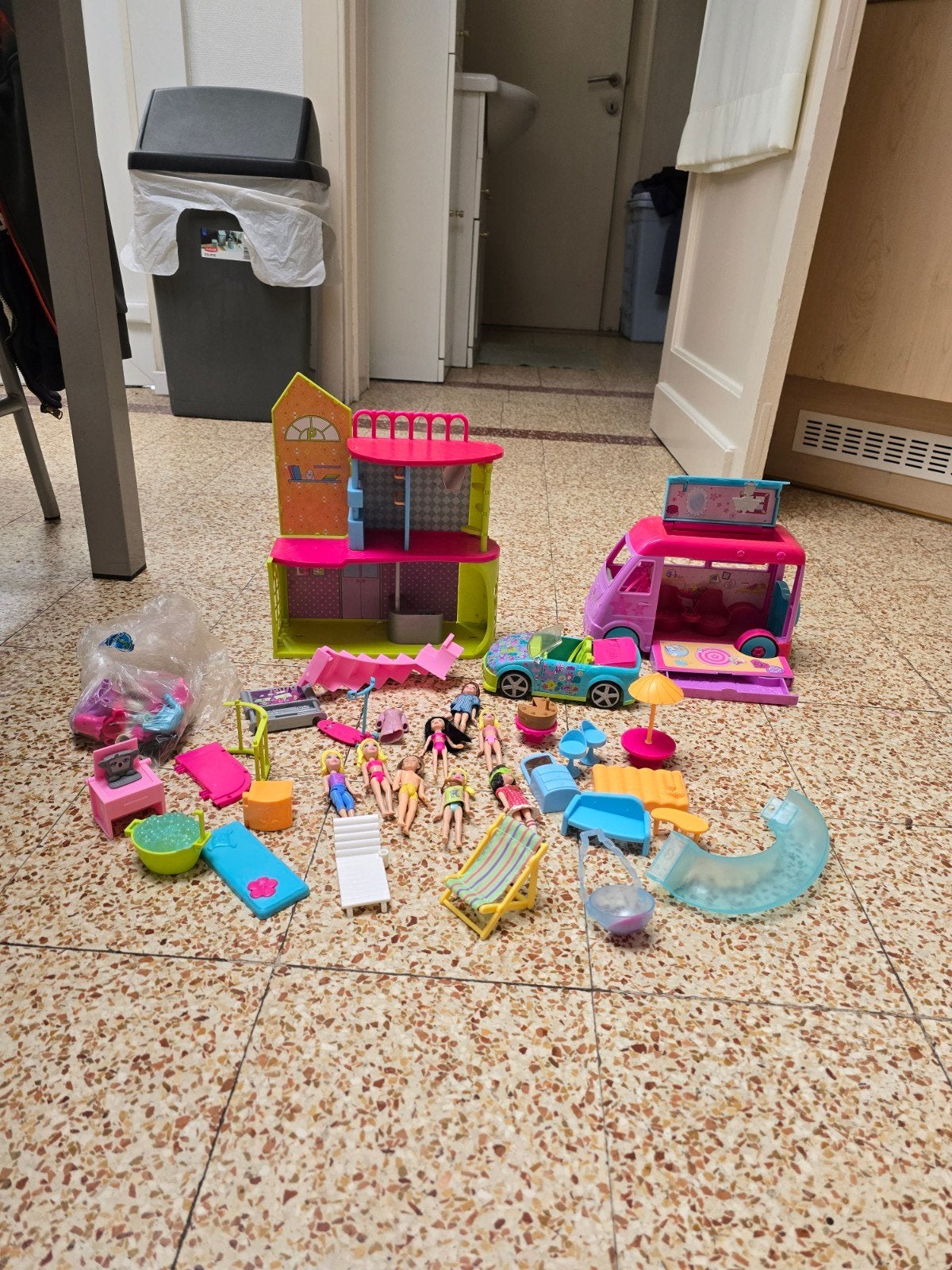 Gros lot Polly Pocket (2008-2009), Enlèvement