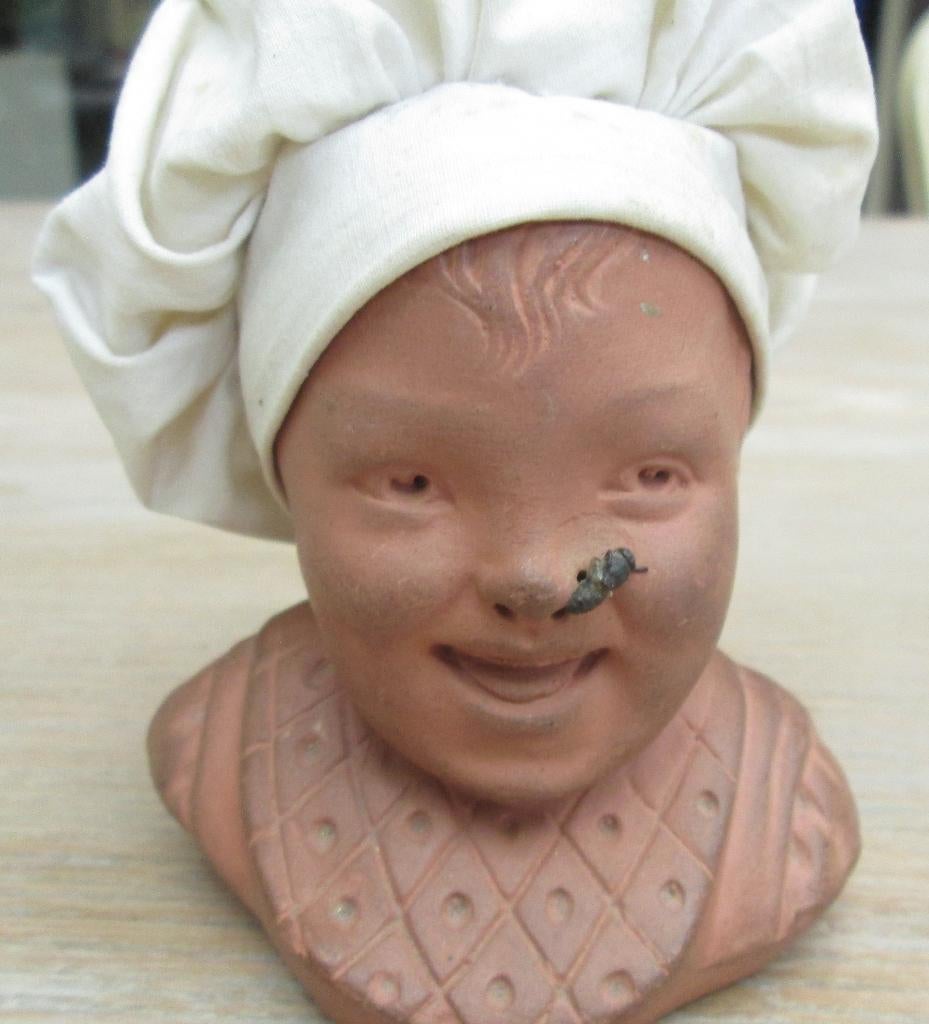 Terracotta beeldje"Baby met vliegje" Mouche-bébé, Ophalen