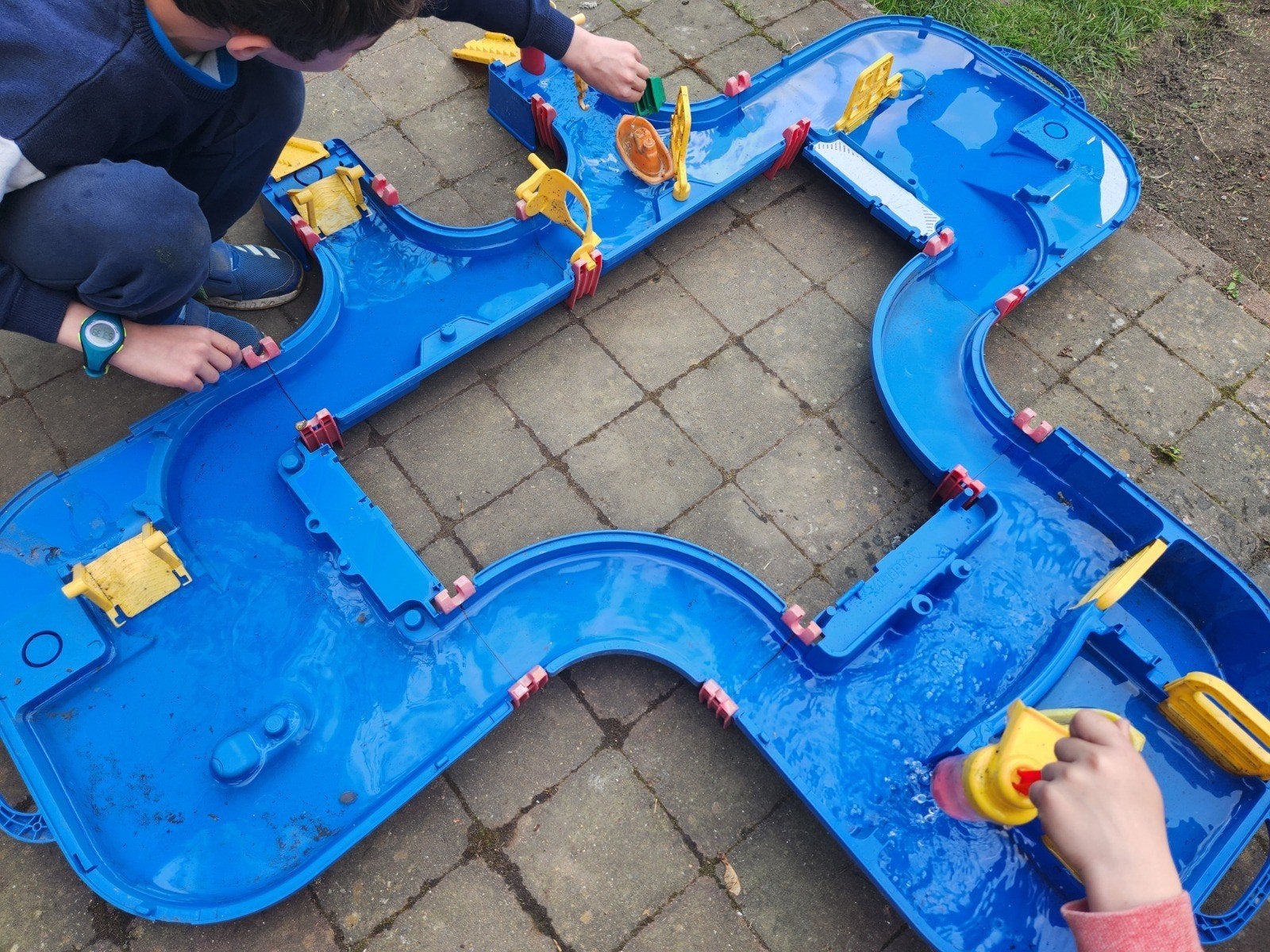 Circuit d’eau Aquaplay, à donner, Enfants & Bébés, Jouets | Extérieur | Jouets en vrac