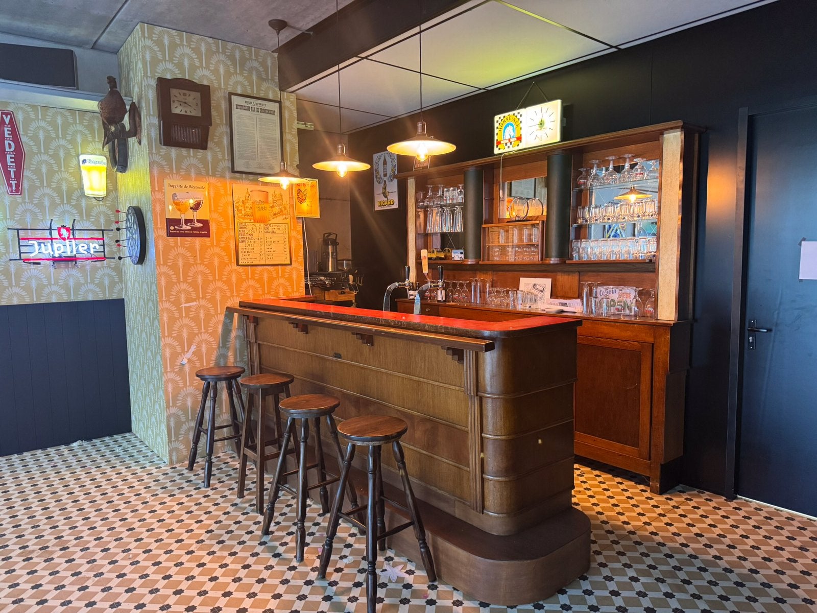 Café brun belge entièrement équipé, Enlèvement, Utilisé