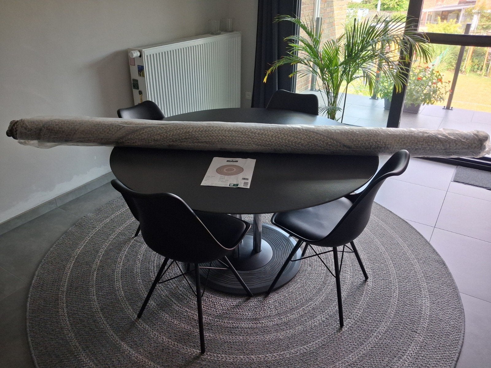 ROND TAPIJT - 2m40cm - GRIJS - NIEUW - klein foutje op rand, Huis en Inrichting, Stoffering | Tapijten en Vloerkleden, Ophalen