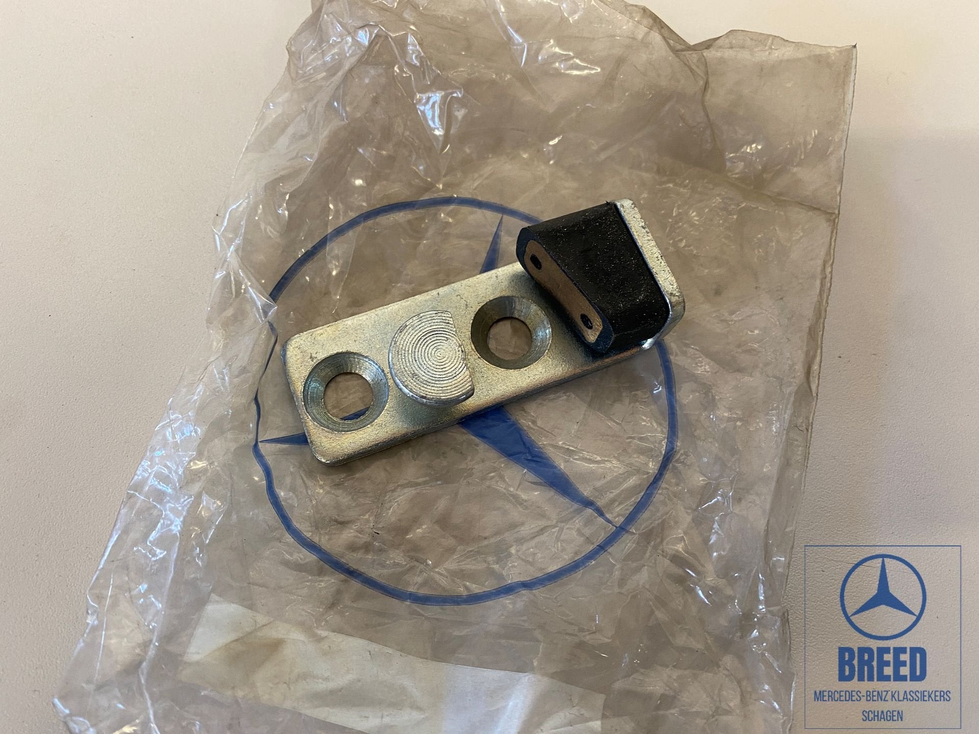 NOS slotvanger schuifdeur Mercedes-Benz W601 W602 W611 T1 TN, Auto-onderdelen, -, Nieuw, Ophalen of Verzenden, -
