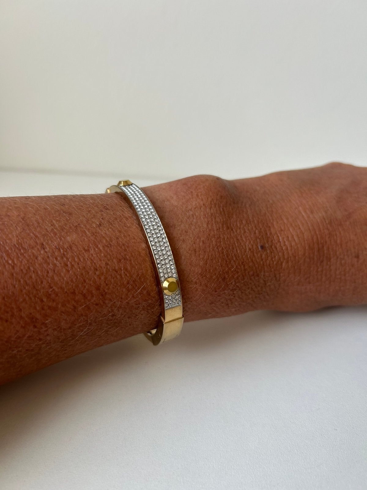 Goudkleurige armband met steentjes van Michael Kors., Ophalen of Verzenden, Zo goed als nieuw