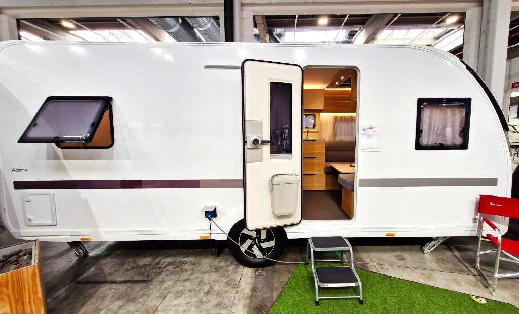 ADRIA ADORA: LE CONFORT D' UNE SUITE LA LIBERTE EN PLUS !, Jusqu'à 4, Entreprise, Adria, Lit fixe