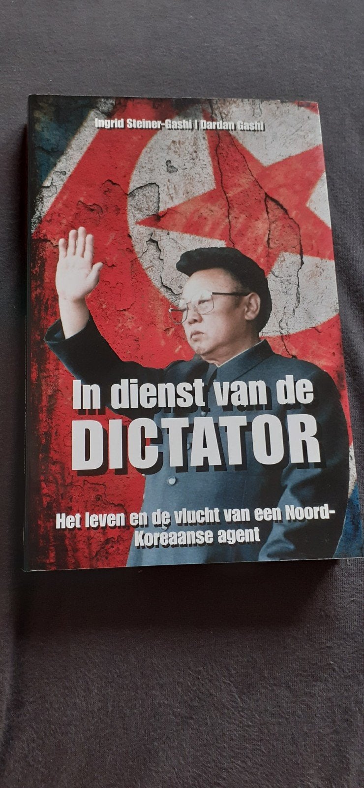 Ingrid Steiner - Gashi - In dienst van de dictator, Boeken, Ophalen of Verzenden, Ingrid Steiner - Gashi; Dardan Gashi