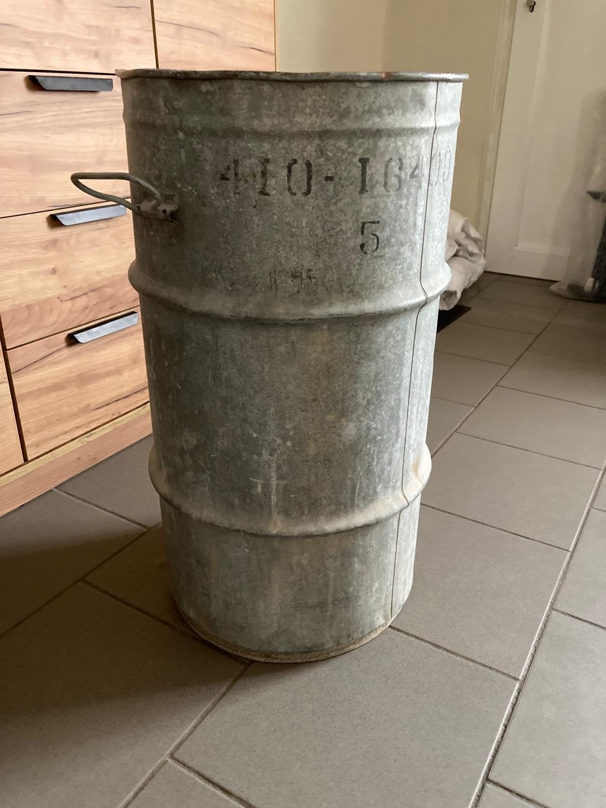 Zinken bloembak vuilbak, Ophalen