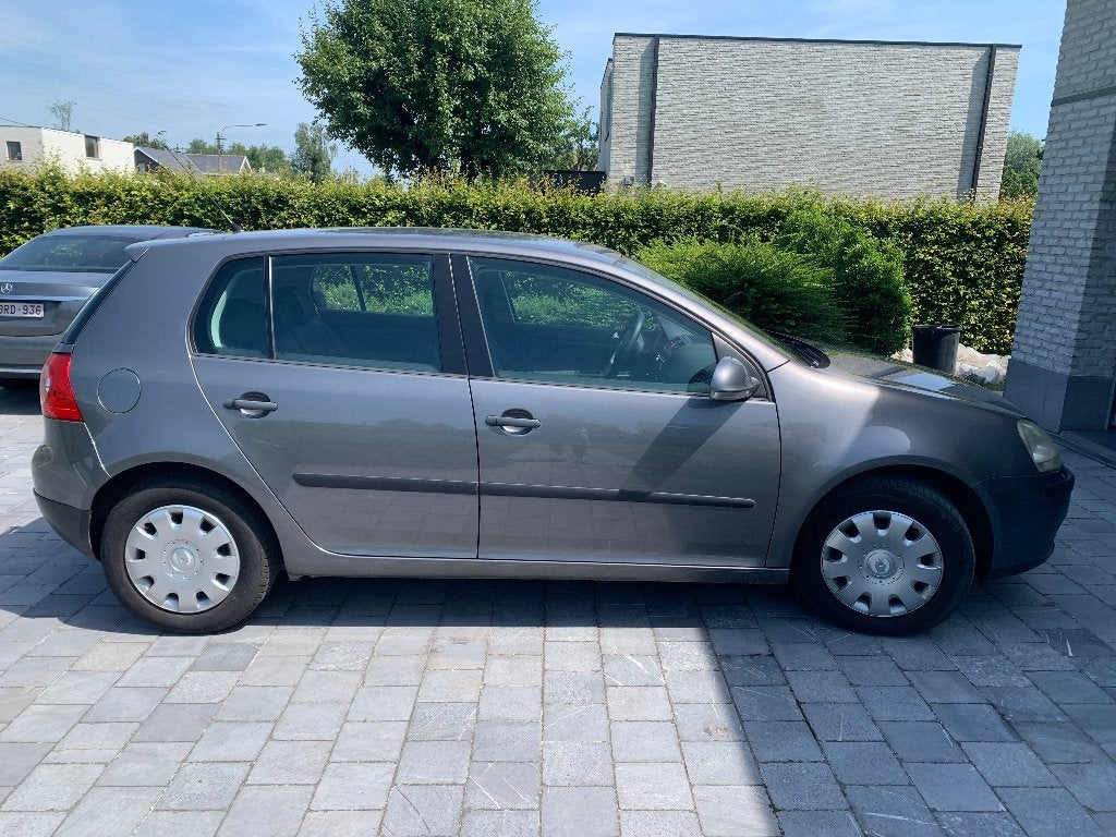 VW Golf van jaar 2006 in zeer goede staat, Auto's, 4 cilinders, Handgeschakeld, Zilver of Grijs, 5 deurs