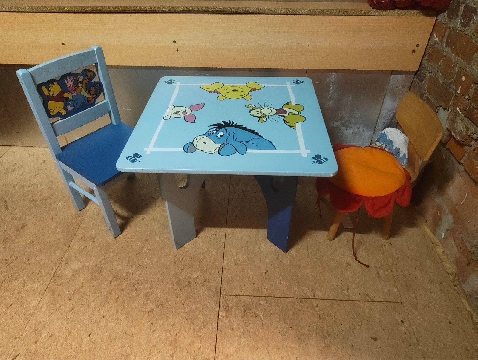 Kinder tafel winny the Pooh met 2 stoelen, Kinderen en Baby's, Ophalen, Gebruikt, Tafel(s) en Stoel(en)