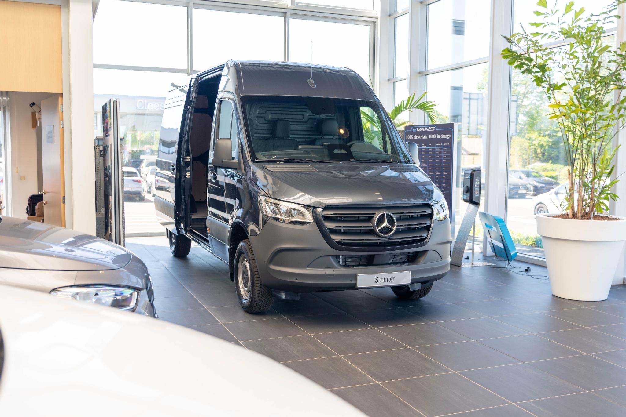 Mercedes-Benz Sprinter Sprinter 319 CDI GB L2 RWD SELECT Com, Auto's, Automaat, 4 deurs, Used 1. Bestelwagens met ervaring., Zwart