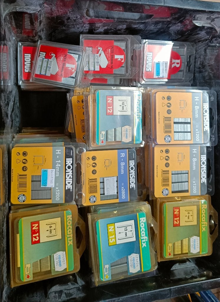 Partij van pakjes nietjes, ook los per pakje te koop, Enlèvement, Neuf