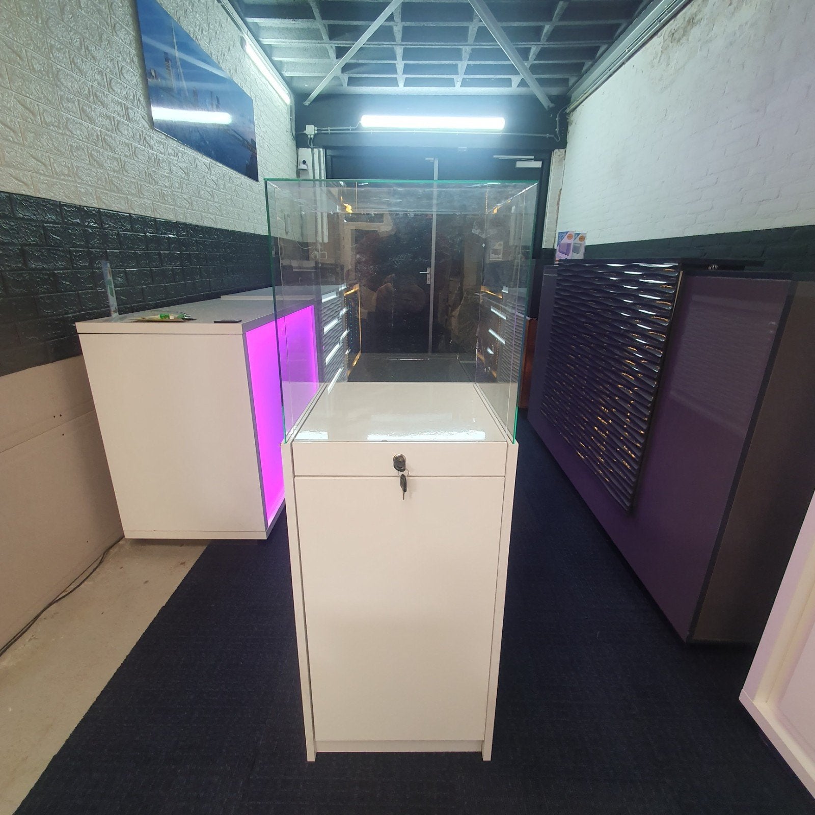 VITRINE EN FORME DE TOUR, Enlèvement