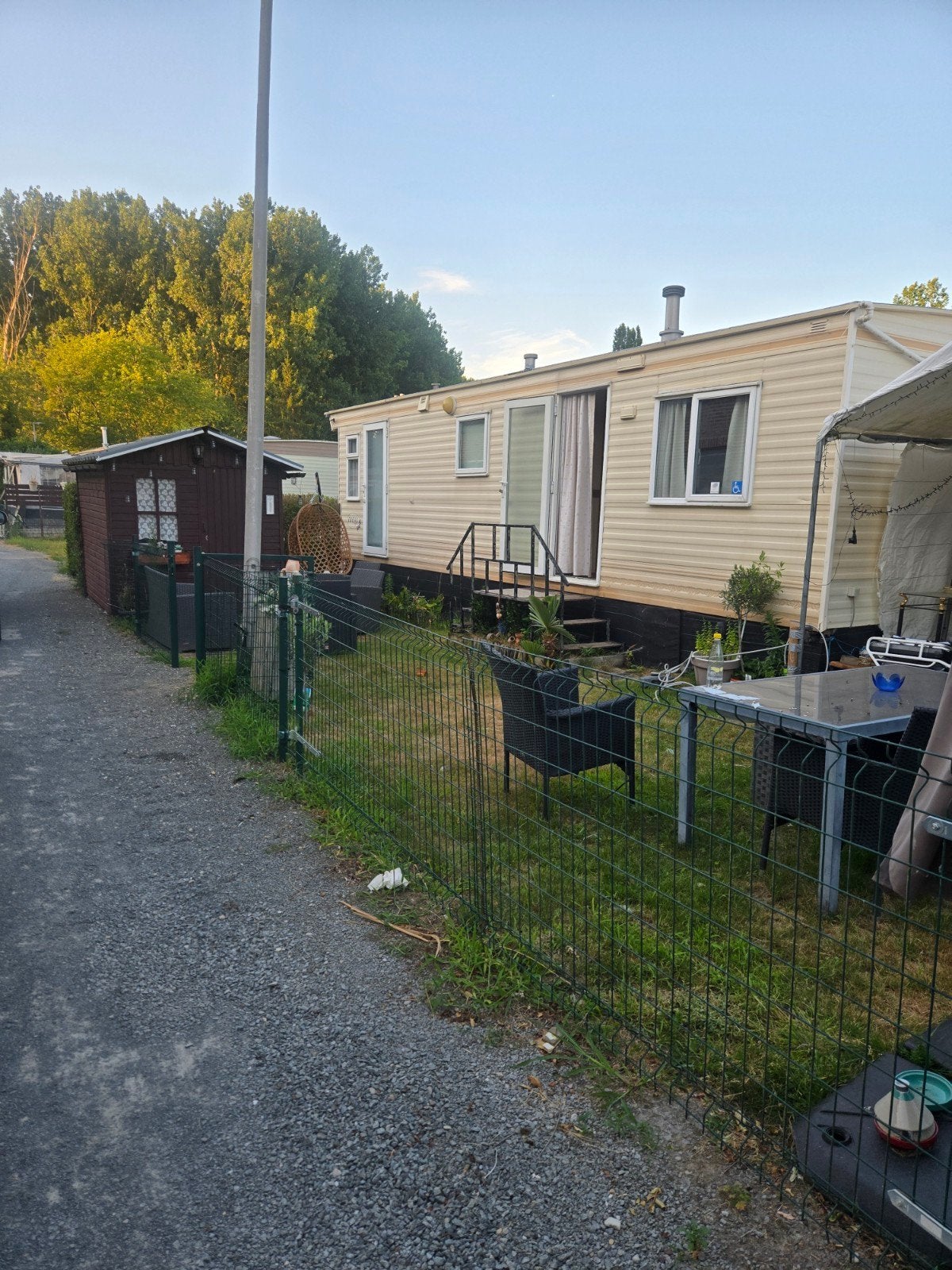 Gezellige caravan met inboedel