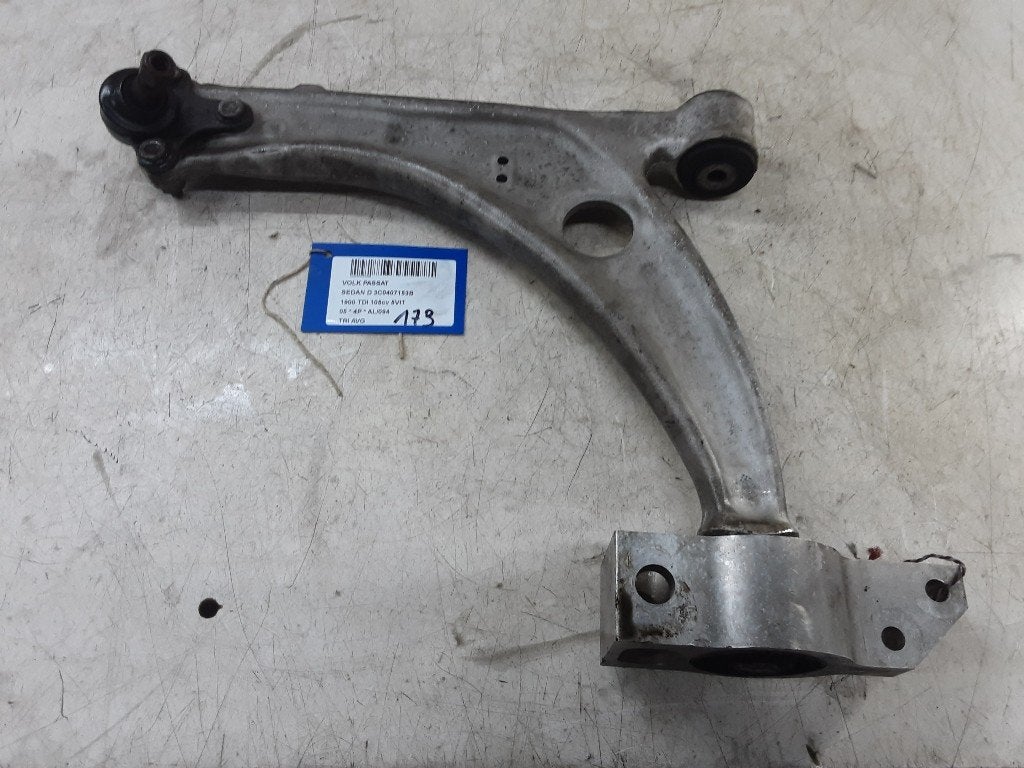BRAS DE SUSPENSION AVANT GAUCHE (TRIANGLE) Passat (3B3), Utilisé, Volkswagen