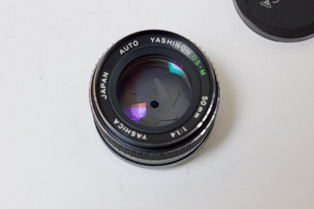 Yashinon 50 mm f1.4 DS-M (multicoated) M42 + cadeau, M42, Enlèvement ou Envoi, Lentille standard, Comme neuf