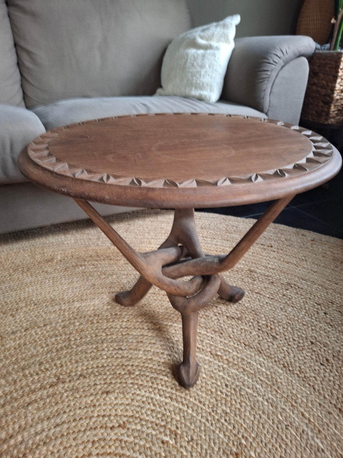 Unieke Afrikaanse bijzettafel - handgestoken hout, Antiek en Kunst, Ophalen
