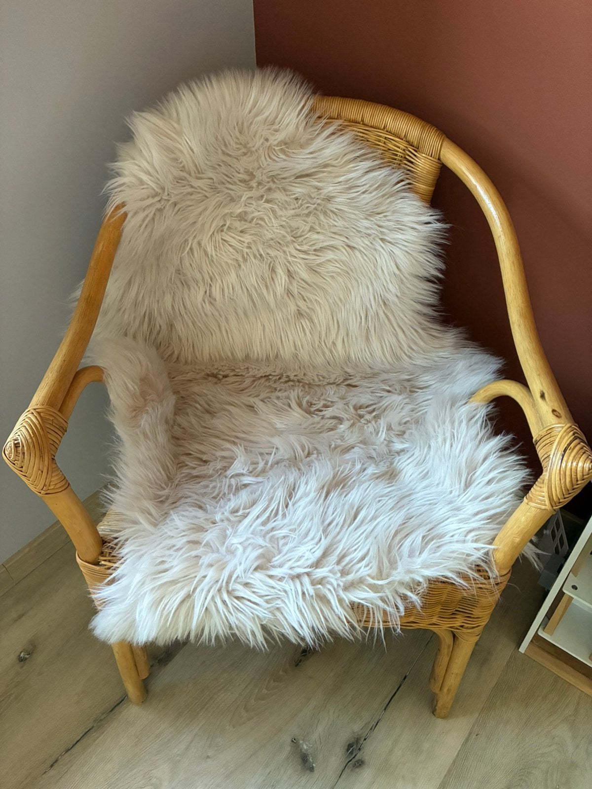 Rotan stoel met wit schapenvacht, Ophalen, Wit