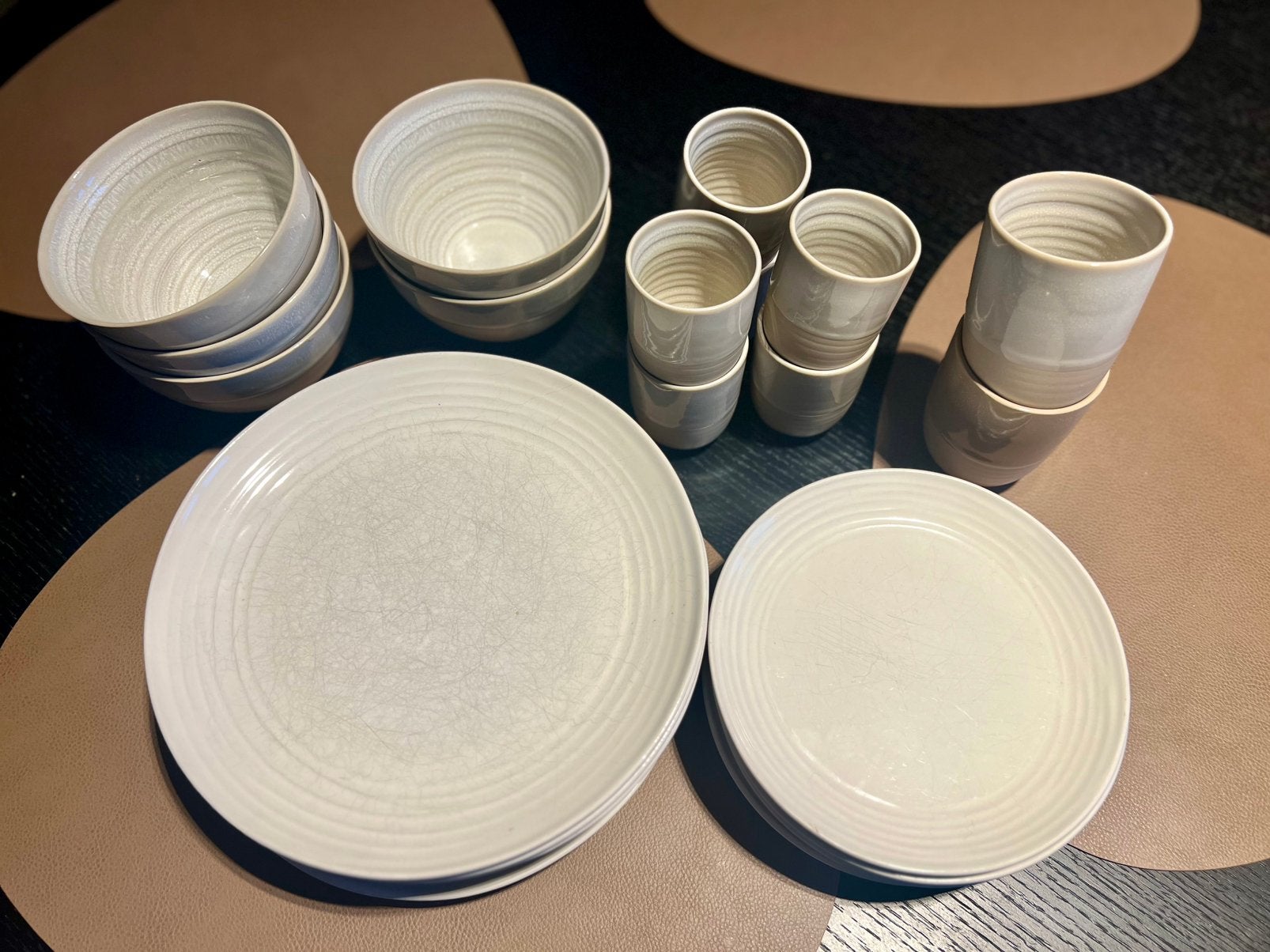 Serviesset 28-delig – beige – borden, kommen & tassen, Huis en Inrichting, Ophalen, Gebruikt, Bord(en)