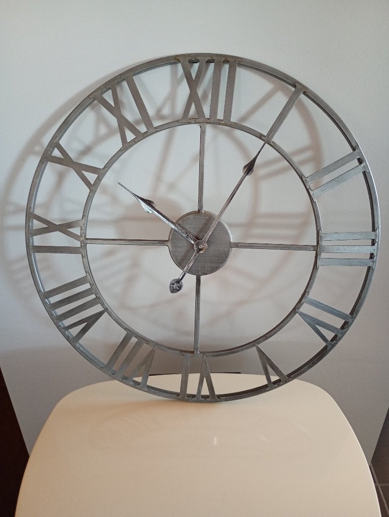 Horloge murale en métal, Huis en Inrichting, Woonaccessoires | Klokken, Ophalen, Gebruikt, Wandklok