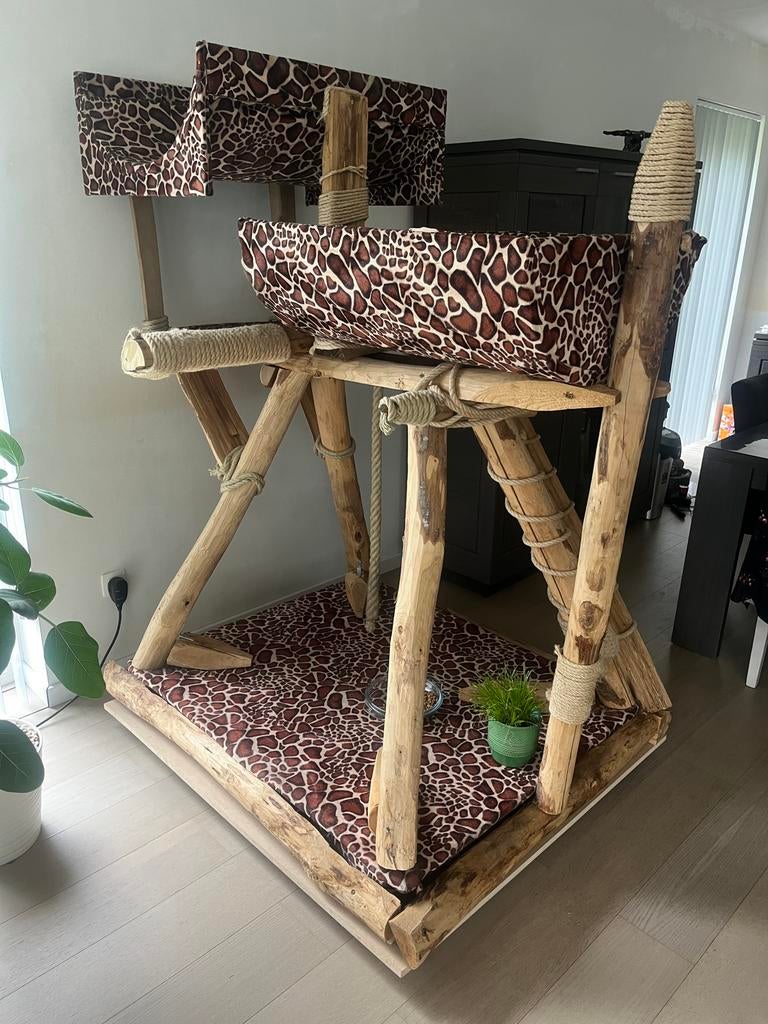 Katten kasteel voor main coon, Ophalen, Zo goed als nieuw