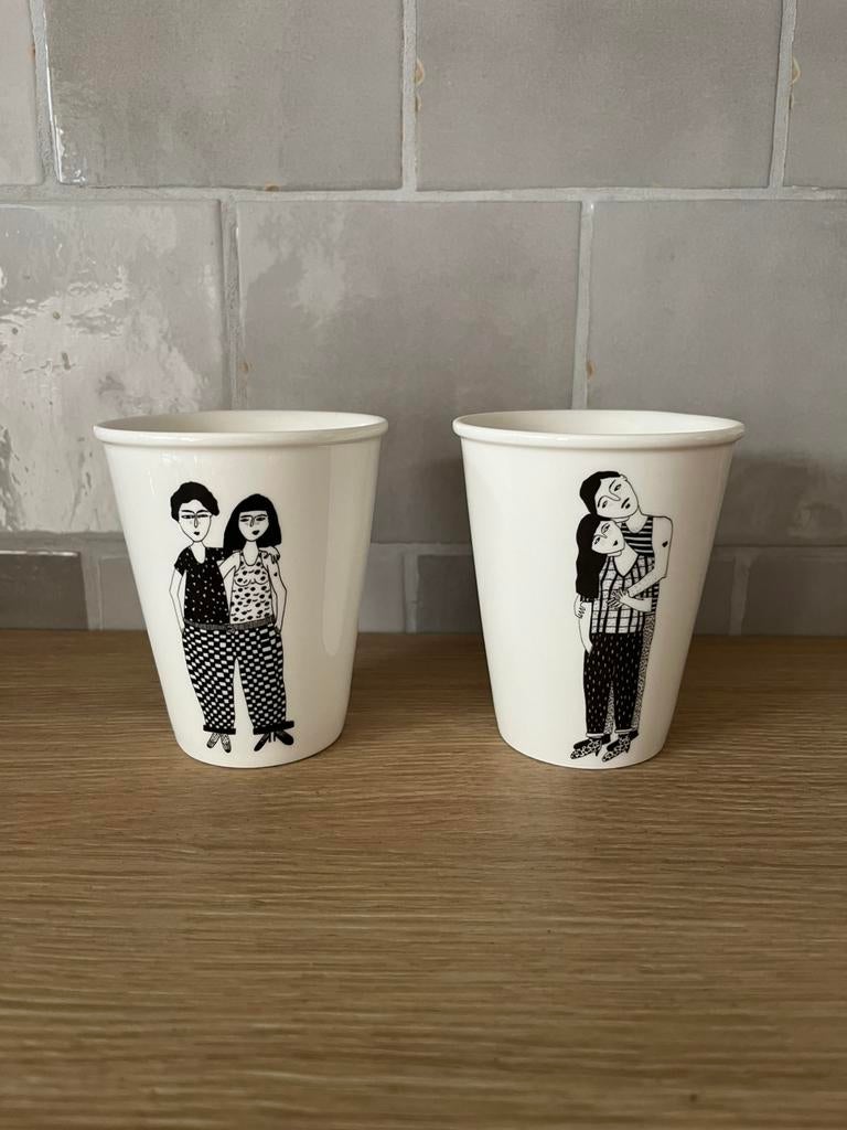 Set van 2 Helen B bekers illustratie zwart/wit, Enlèvement, Comme neuf, Porcelaine, Tasse(s) et/ou soucoupe(s)