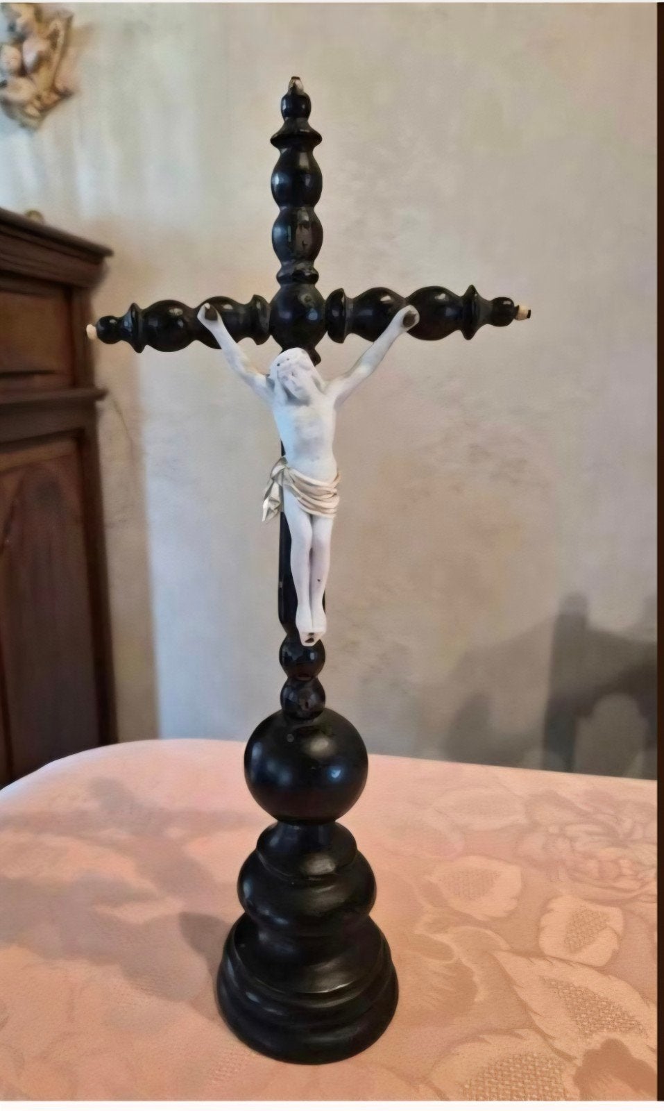 Crucifix en bois avec corpus christ en porcelaine, Antiquités & Art, Antiquités | Objets religieux, Enlèvement
