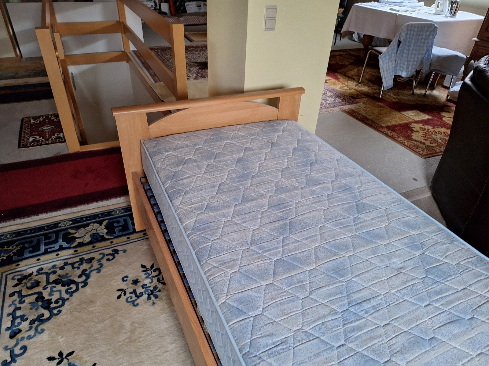1 persoons bed 90x200 met ladebak , lattebodem en matras, Ophalen