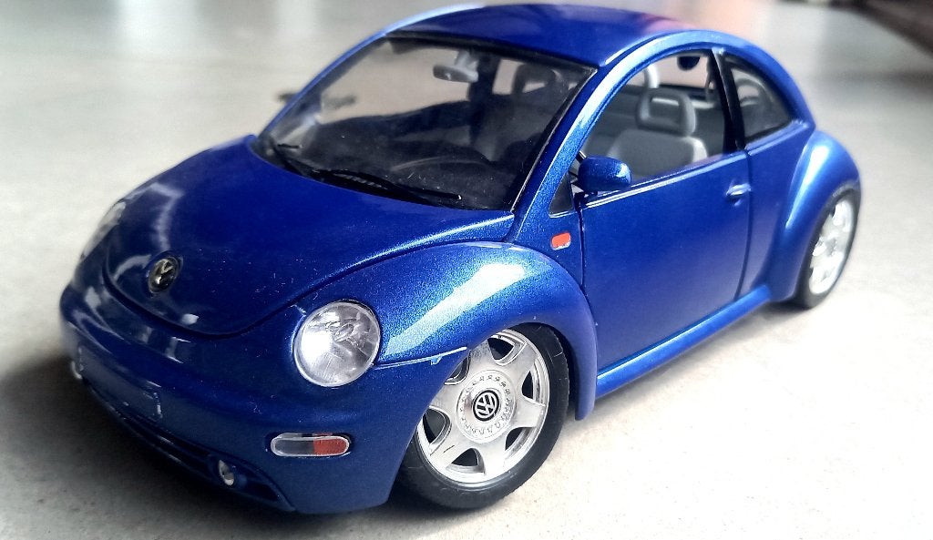 VW new beetle 1998 1/18 burago, Hobby en Vrije tijd, Modelauto's | 1:18, Ophalen of Verzenden, Zo goed als nieuw, Auto, Burago