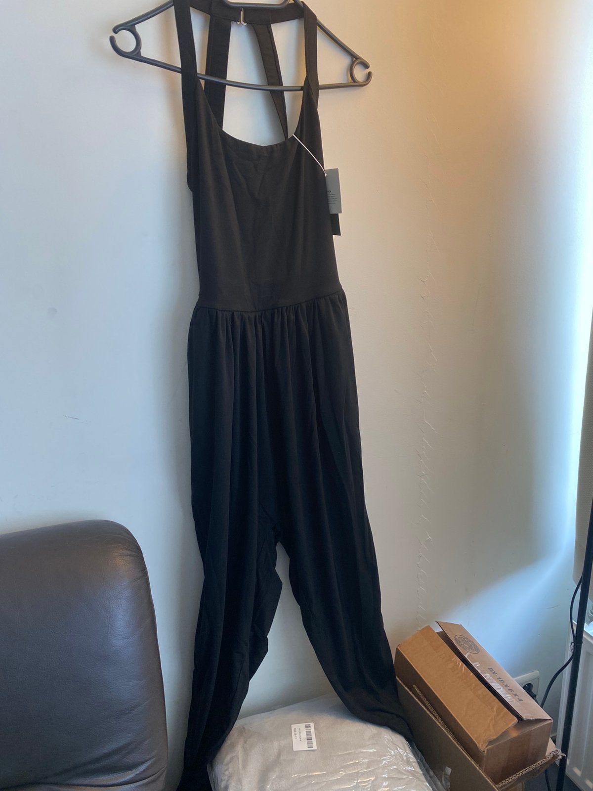 Zwarte jumpsuit met open rug - Nieuw met kaartje, Kleding | Dames, Jumpsuits, Ophalen of Verzenden, Nieuw, Maat 38/40 (M), Zwart