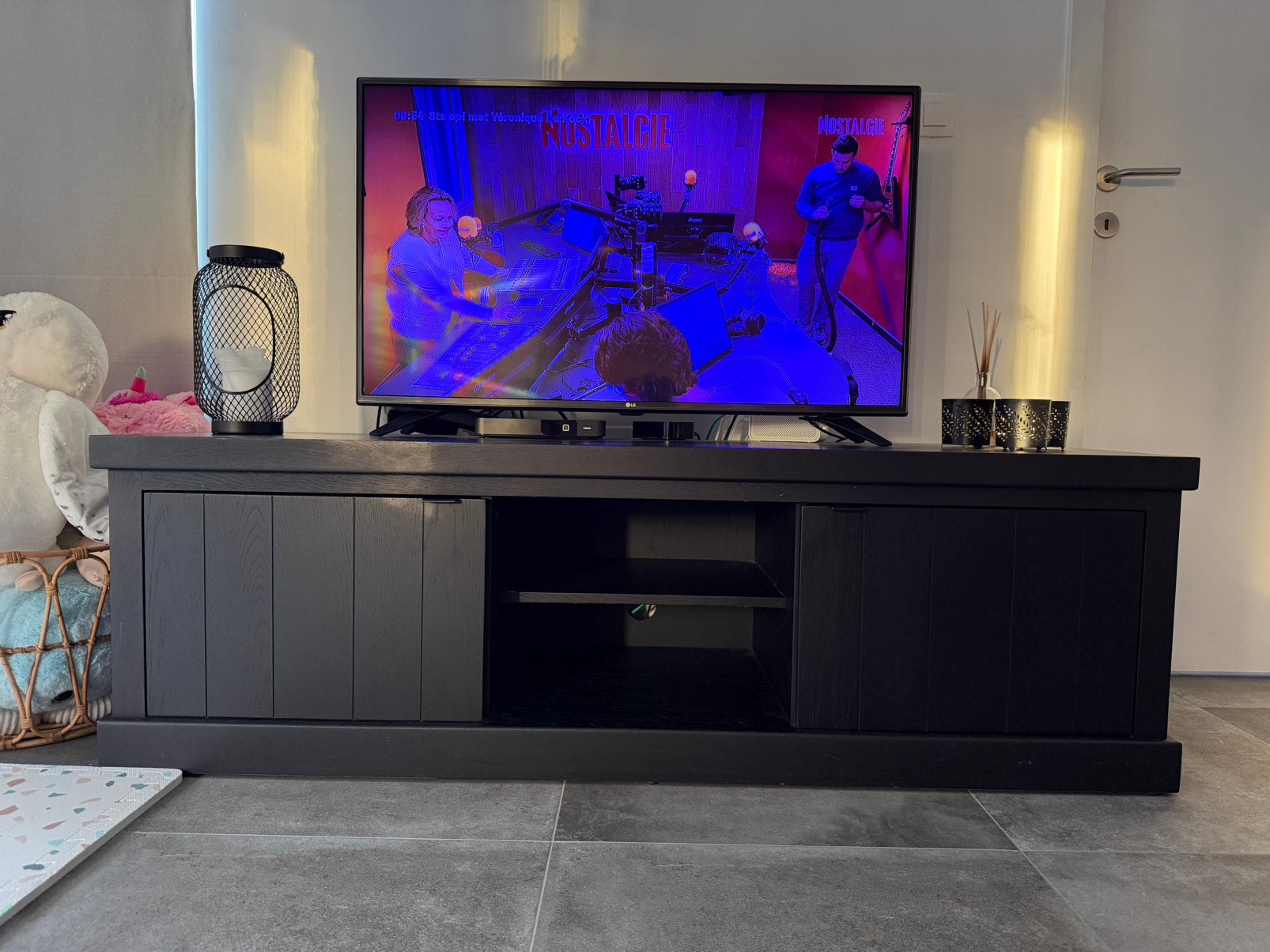 Tv meubel - massief hout zwart, Ophalen, Gebruikt, 150 tot 200 cm, Minder dan 100 cm