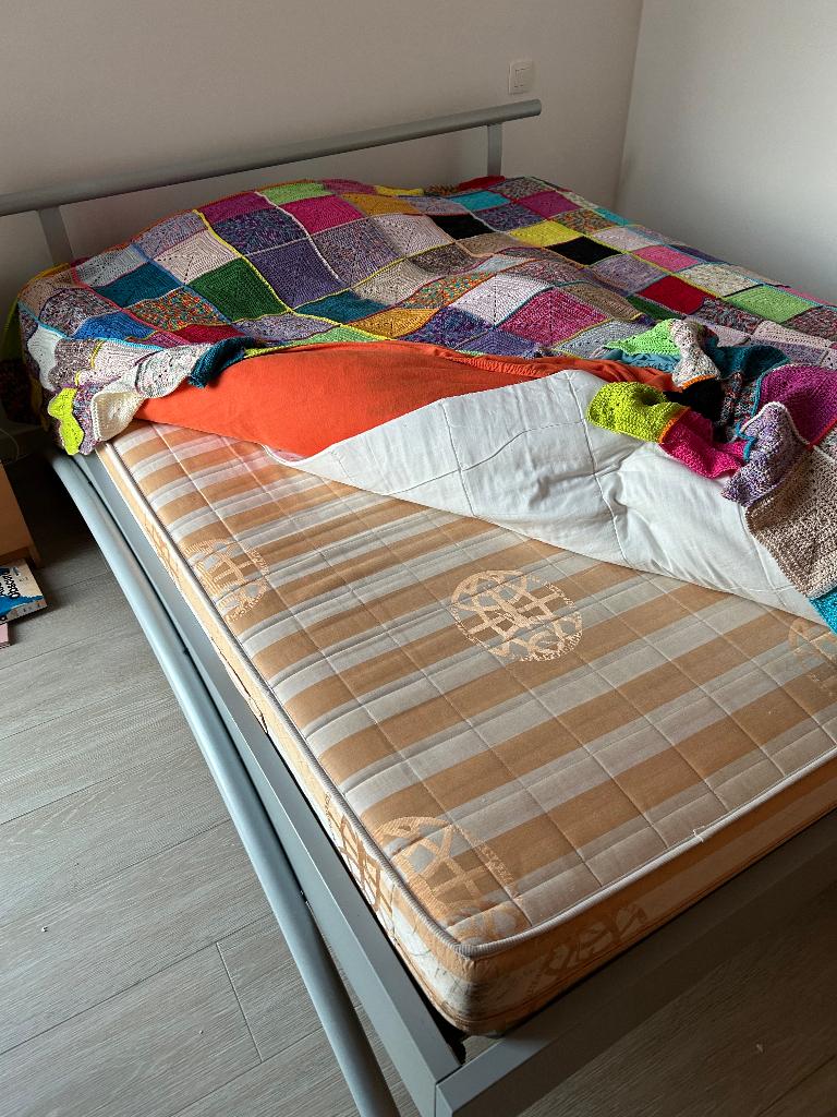 Gratis bed met matrassen en lattenbodems, Ophalen, Gebruikt, 200 cm, Metaal