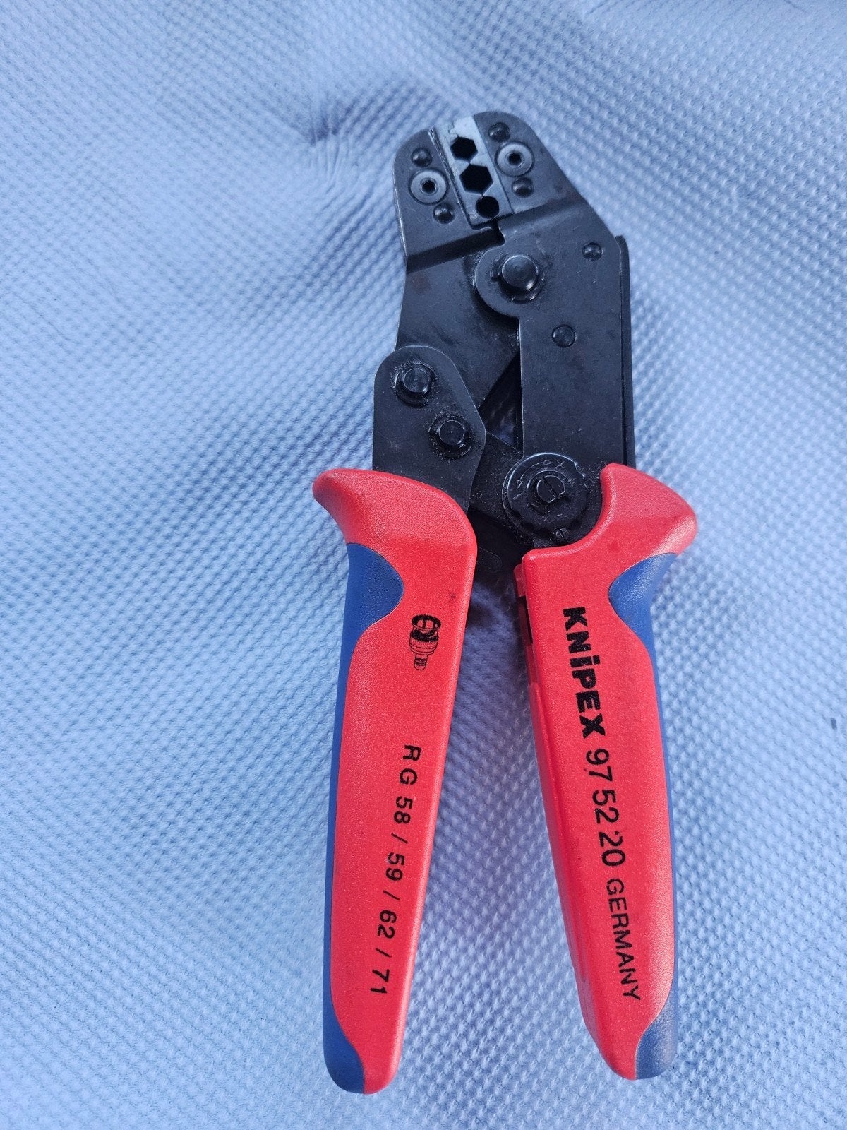 Knipex krimptang 97 52 20
Professionele Knipex krimptang, ty, Doe-het-zelf en Bouw, Elektriciteit en Kabels, Ophalen of Verzenden