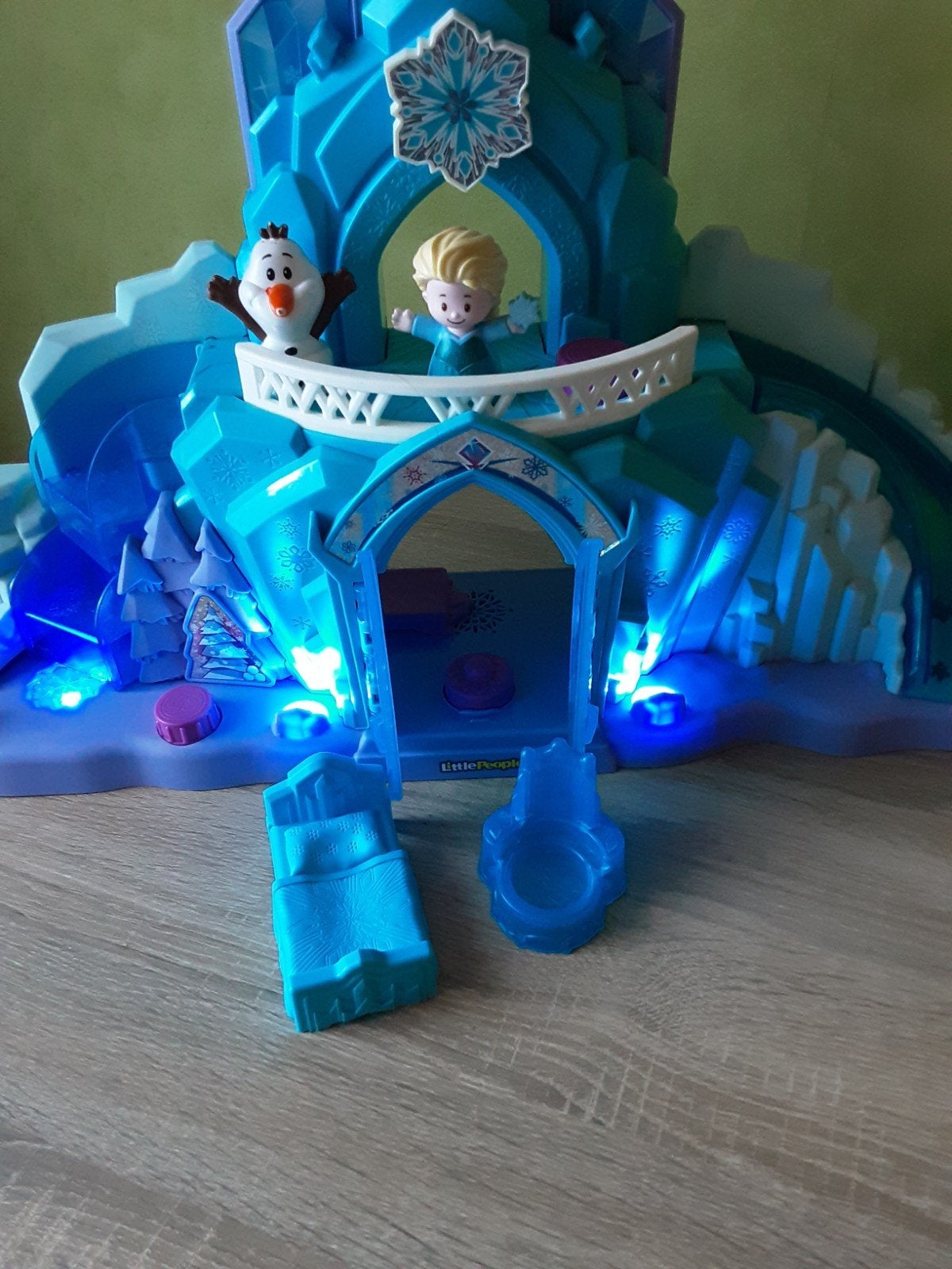 Little People Frozen kasteel met licht en geluid + setjes, Ophalen