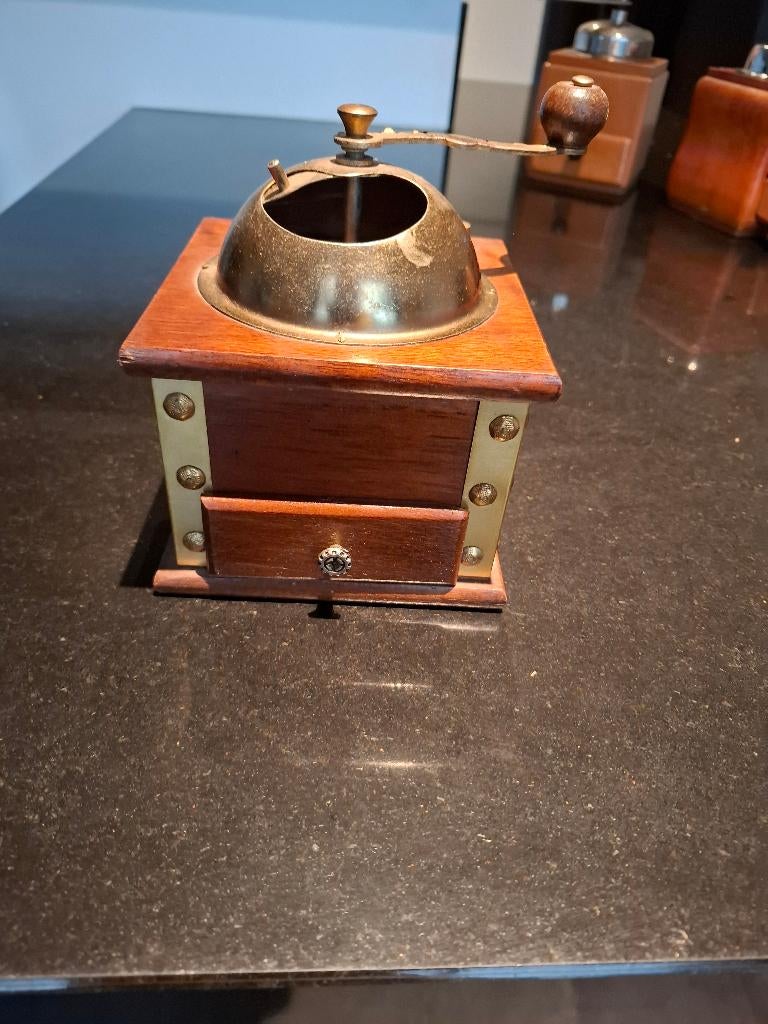 Oude koffiemolen, Ophalen