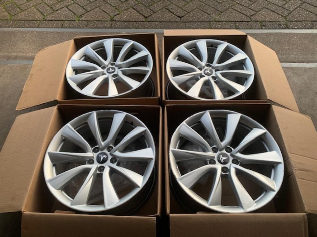 ORIGINELE TESLA MODEL 3 Y VELGEN + WINTERBANDEN 235 40 R19, Ophalen of Verzenden, Gebruikt